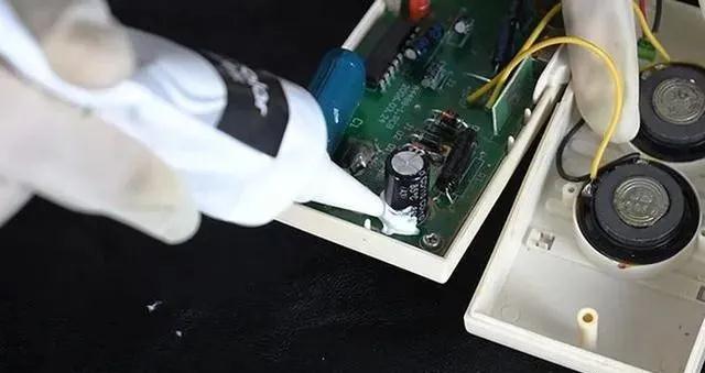 電子密封膠固化速度影響因素及多余膠粘劑處理方法